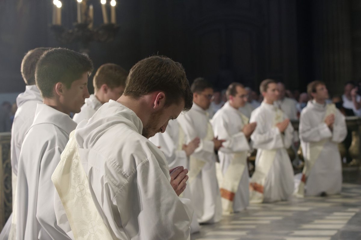 Ordination sacerdotale 2022 : vêture. © Trung Hieu Do / Diocèse de Paris.