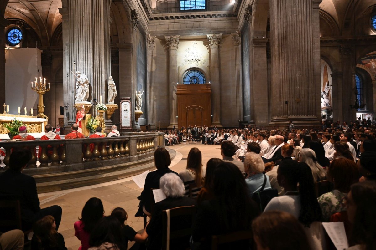 Confirmations d'adultes en juin 2025. Célébration de 21h. © Marie-Christine Bertin / Diocèse de Paris.