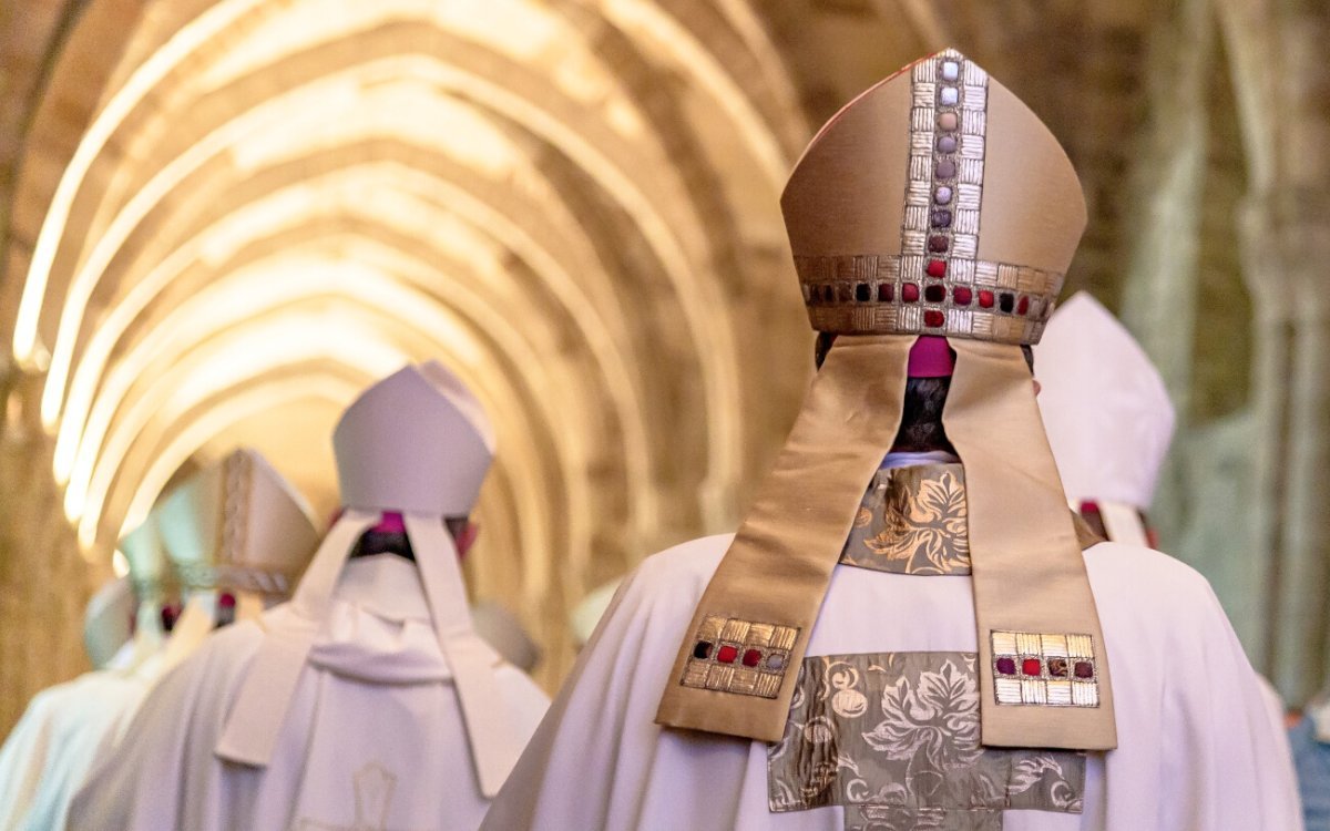 Imposition du pallium à Mgr Éric de Moulins-Beaufort par le cardinal André (…). © JB Delerue / Diocèse de Reims.