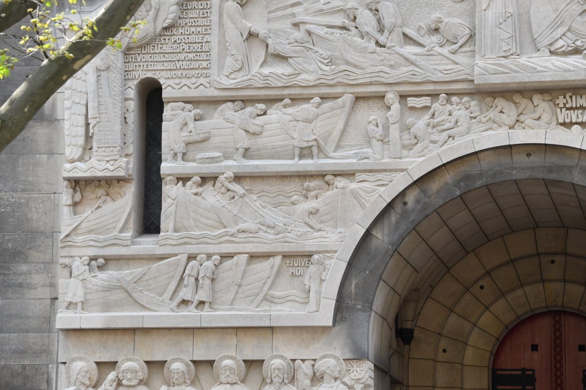 Tympan sculpté restauré de Saint-Pierre de Chaillot. © D. R..