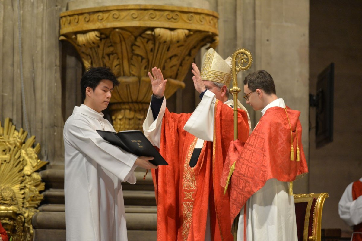 Confirmation des adultes au cours de la Vigile de Pentecôte 2023, (…). © Marie-Christine Bertin / Diocèse de Paris.
