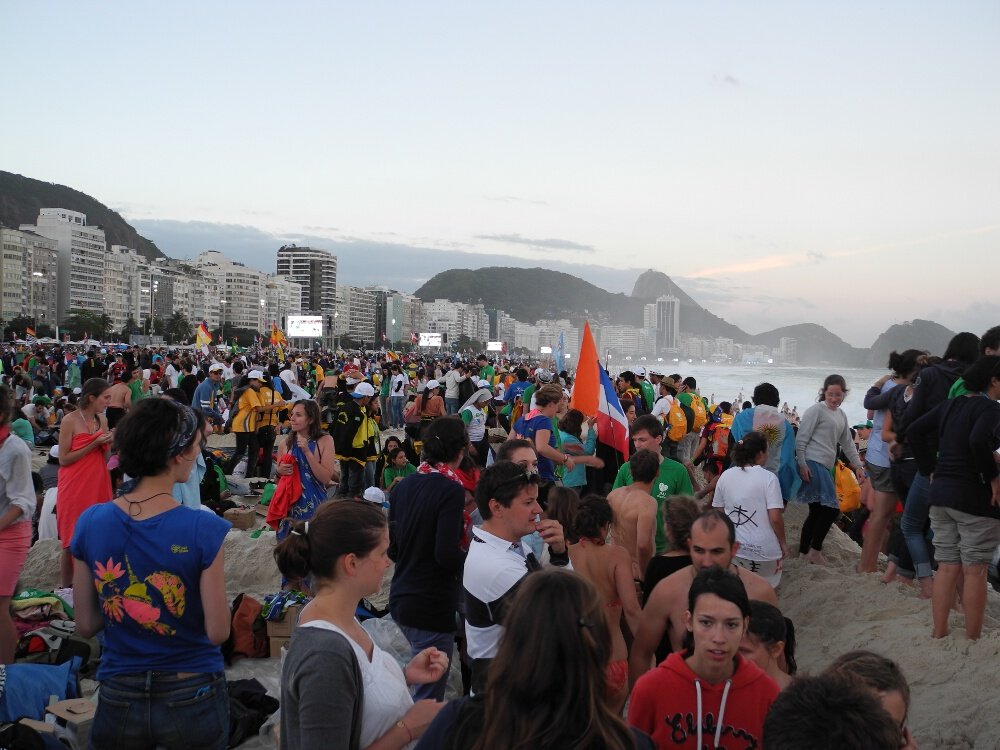 Attente sur la plage de Copacabana. © Marie-Christine Bertin / Diocèse de Paris.