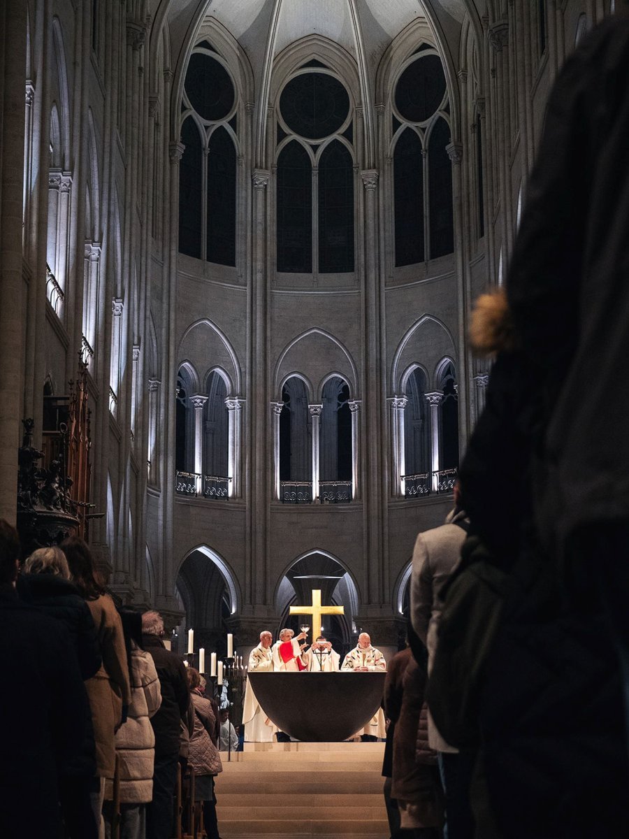 Messe du soir du mardi 10 décembre 2024 à Notre-Dame de Paris. © Maximilien Krebs.