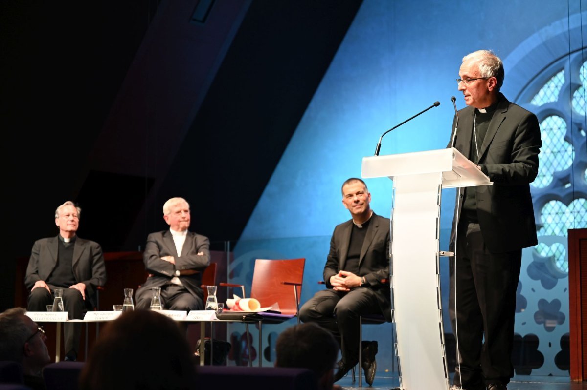 Remise du doctorat Honoris causa à Mgr Rafic Nahra. © Marie-Christine Bertin / Diocèse de Paris.