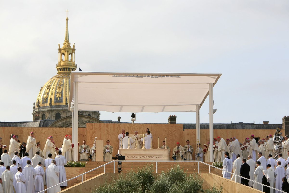 Messe sur l'esplanade des Invalides célébrée par Benoît XVI. © Stéphane Ouzounoff / Ciric – Reproduction interdite.