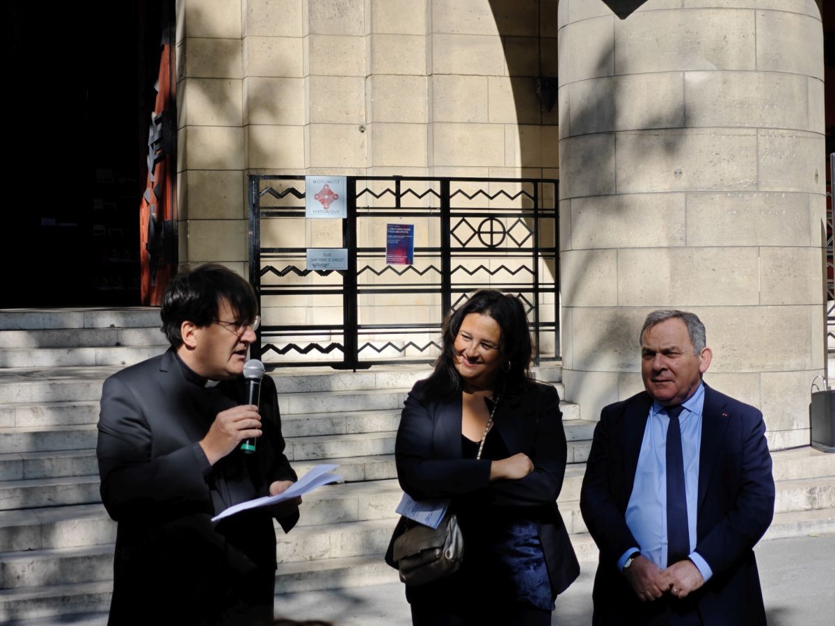 Inauguration du tympan sculpté restauré de Saint-Pierre de Chaillot. © D. R..