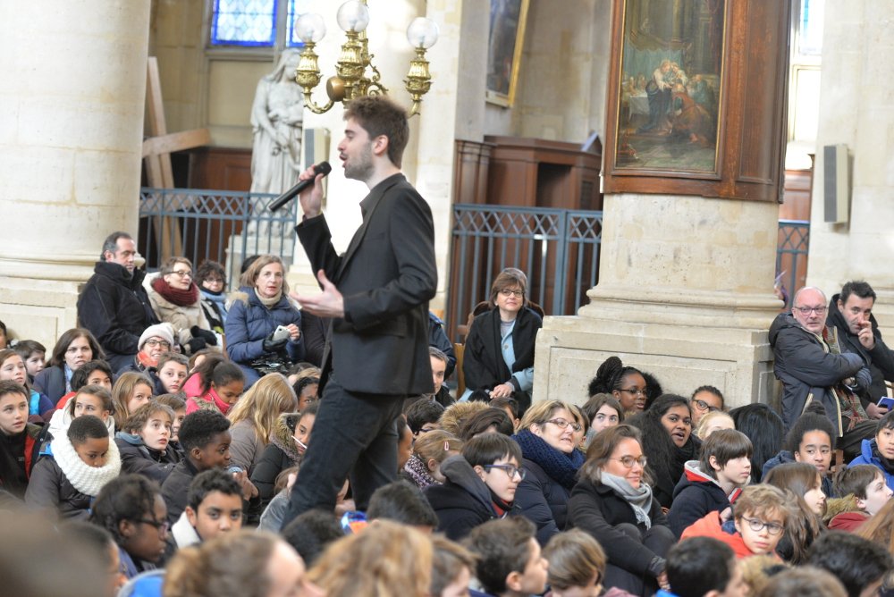 Rassemblement des sixièmes 2017 - spectacle à Saint-Etienne-du-Mont 6. © Marie-Christine Bertin/Diocèse de Paris.