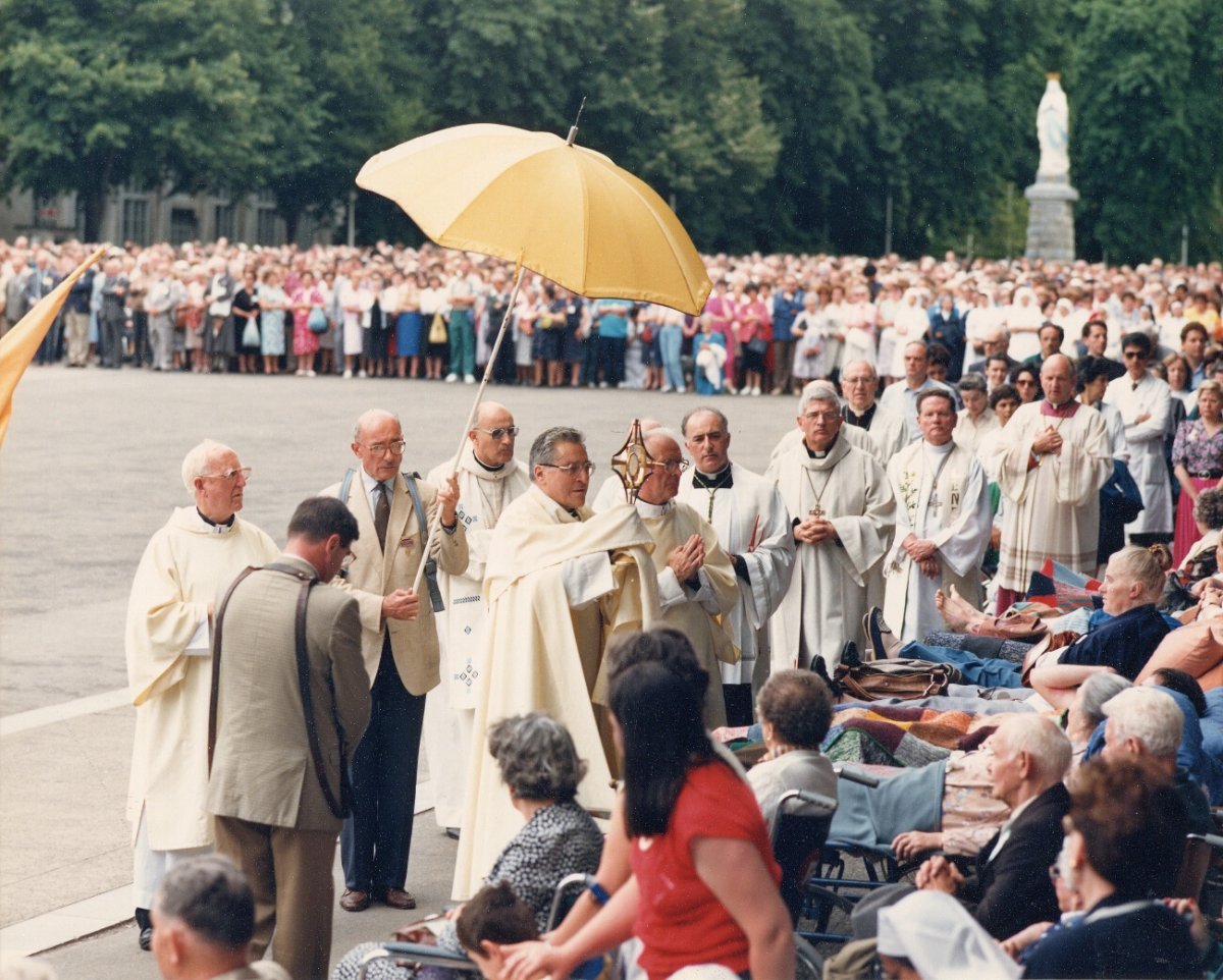 À Lourdes. Années 1990. © D. R..