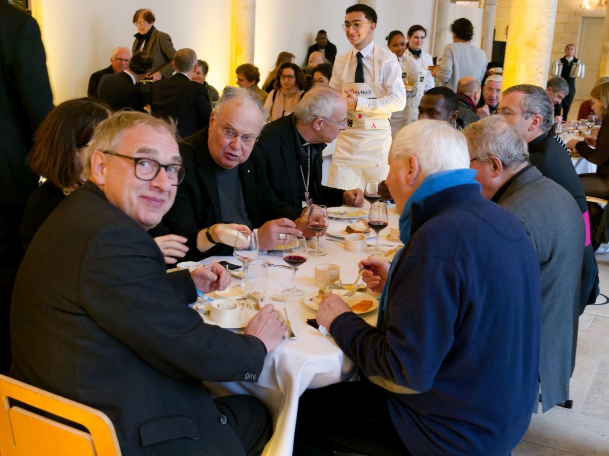 Déjeuner solidaire au Collège des Bernardins. © Yannick Boschat / Diocèse de Paris.