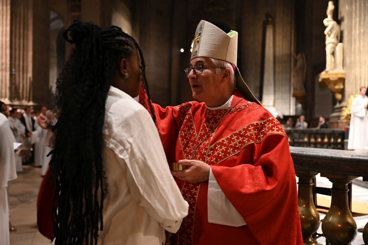 Confirmation d'adultes en mai 2024. Célébration de 21h. © Marie-Christine Bertin / Diocèse de Paris.