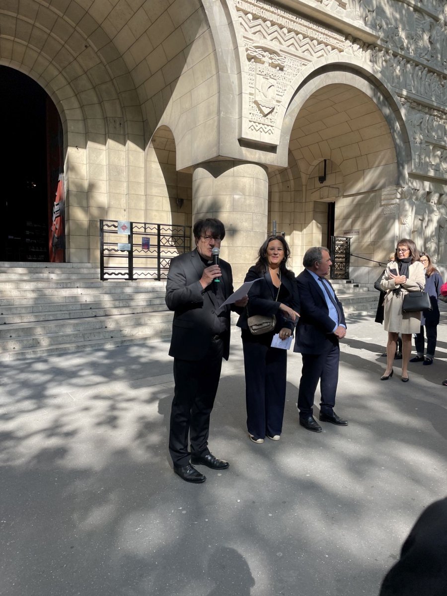 Inauguration du tympan sculpté restauré de Saint-Pierre de Chaillot. © D. R..