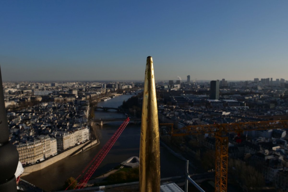Bénédiction du coq de la flèche de Notre-Dame de Paris. © Étienne Castelein / Diocèse de Paris.