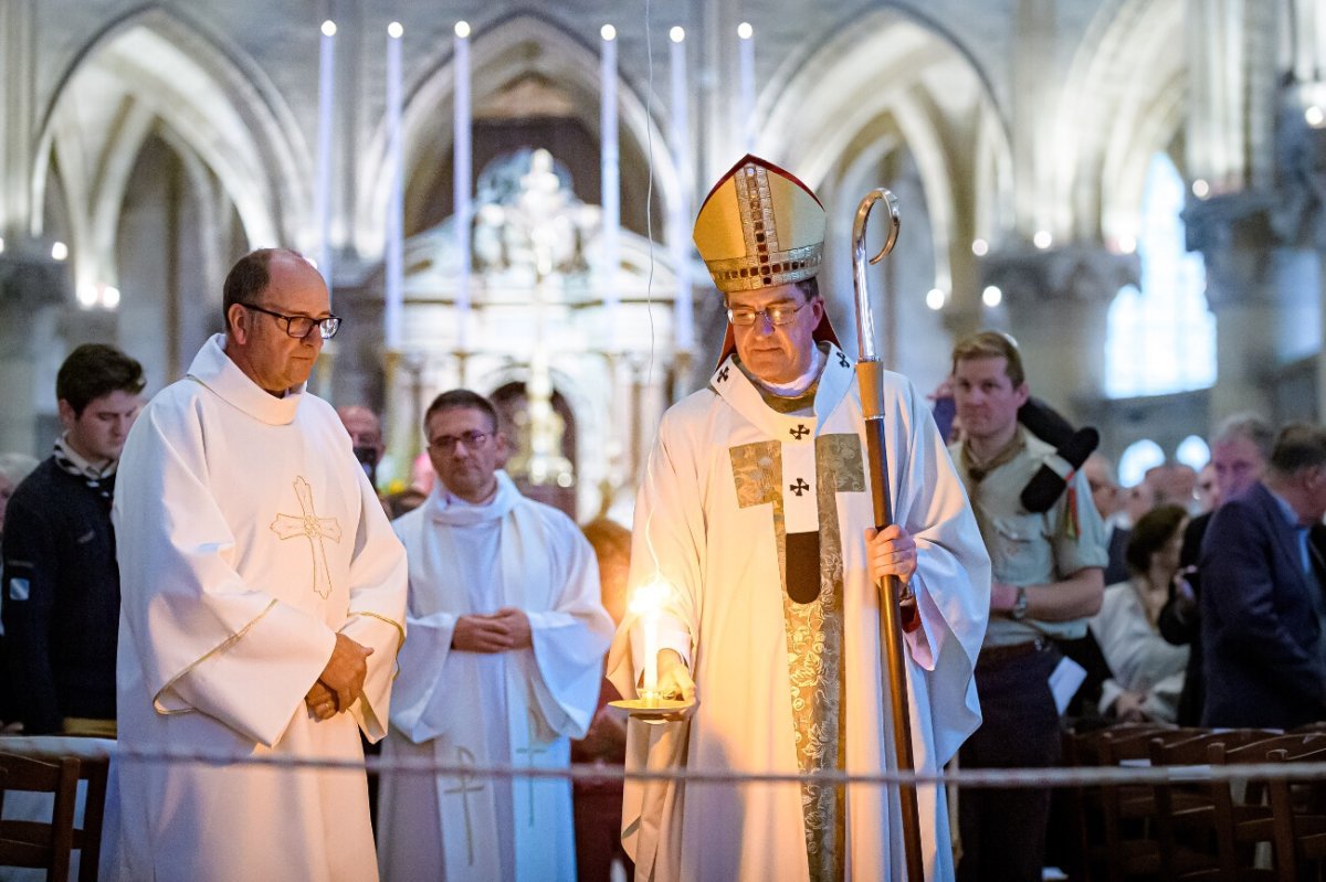 Imposition du pallium à Mgr Éric de Moulins-Beaufort par le cardinal André (…). © JB Delerue / Diocèse de Reims.