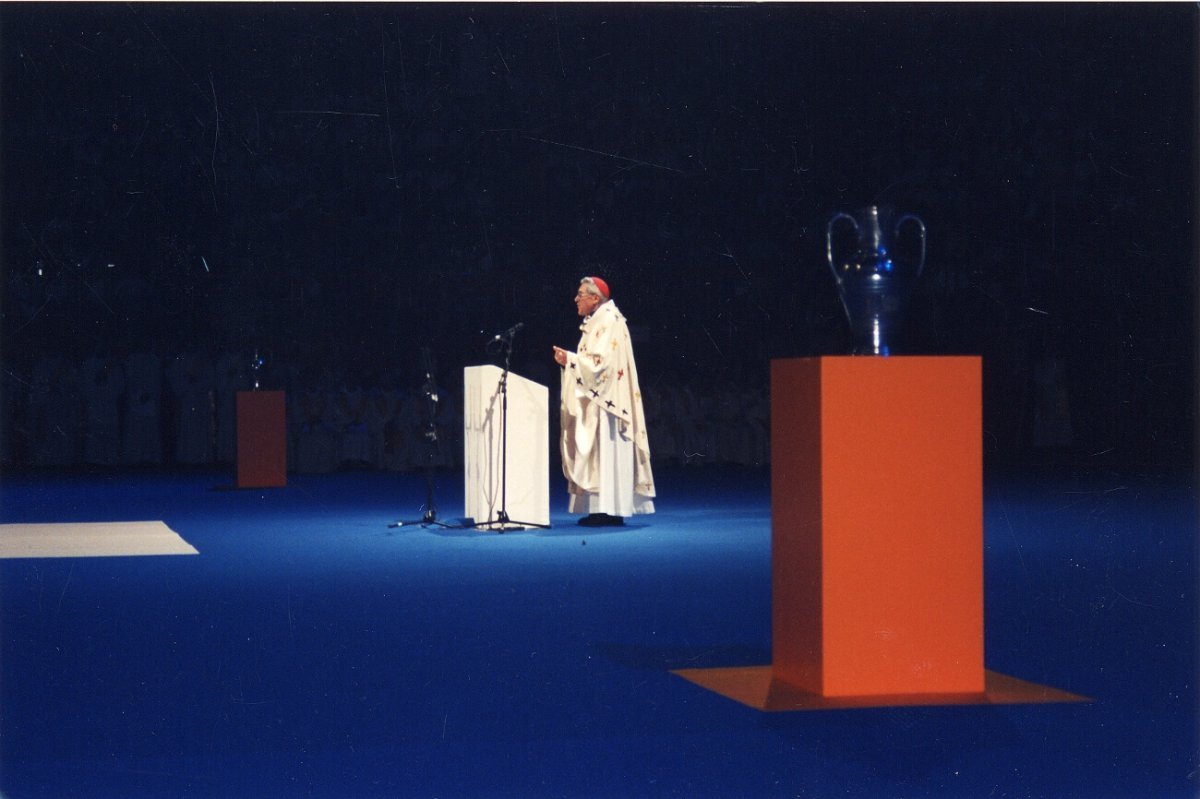 Rassemblement à Bercy pour la messe chrismale. 19 avril 2000. © D. R..