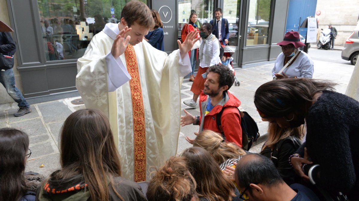 Ordination sacerdotale 2022 : bénédictions. © Trung Hieu Do / Diocèse de Paris.
