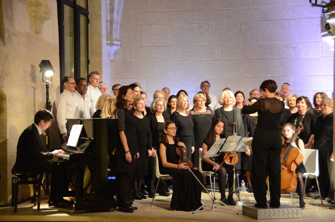 La chorale, sous la direction de Laurence Temime, anime la soirée.. © Marie-Christine Bertin / Diocèse de Paris.