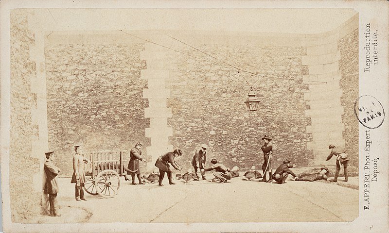 Enlèvement des corps. Enlèvement des corps de l'archevêque de Paris, Mgr Darboy, et des clercs exécutés par la Commune le 24 mai 1871. Photomontage d'Eugène Appert issu de sa série les Crimes de la Commune. © Musée Carnavalet.
