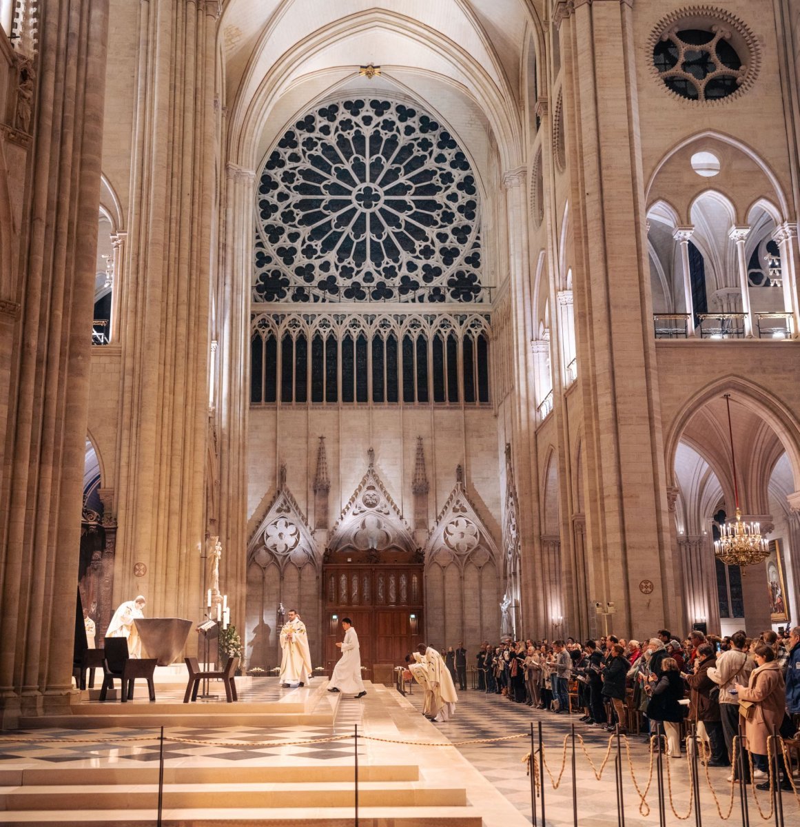 Messe du soir du mardi 10 décembre 2024 à Notre-Dame de Paris. © Maximilien Krebs.