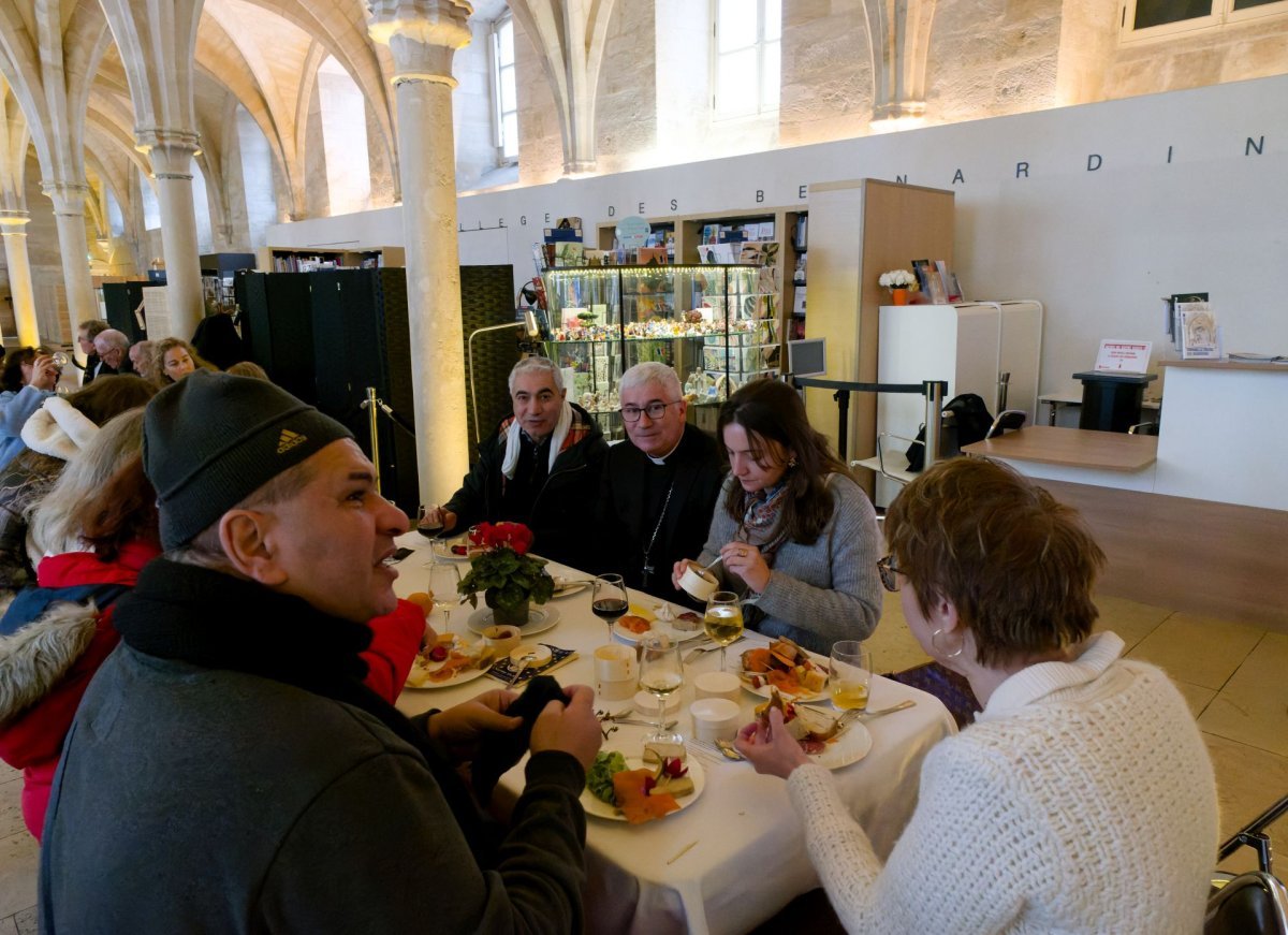 Déjeuner solidaire au Collège des Bernardins. © Yannick Boschat / Diocèse de Paris.