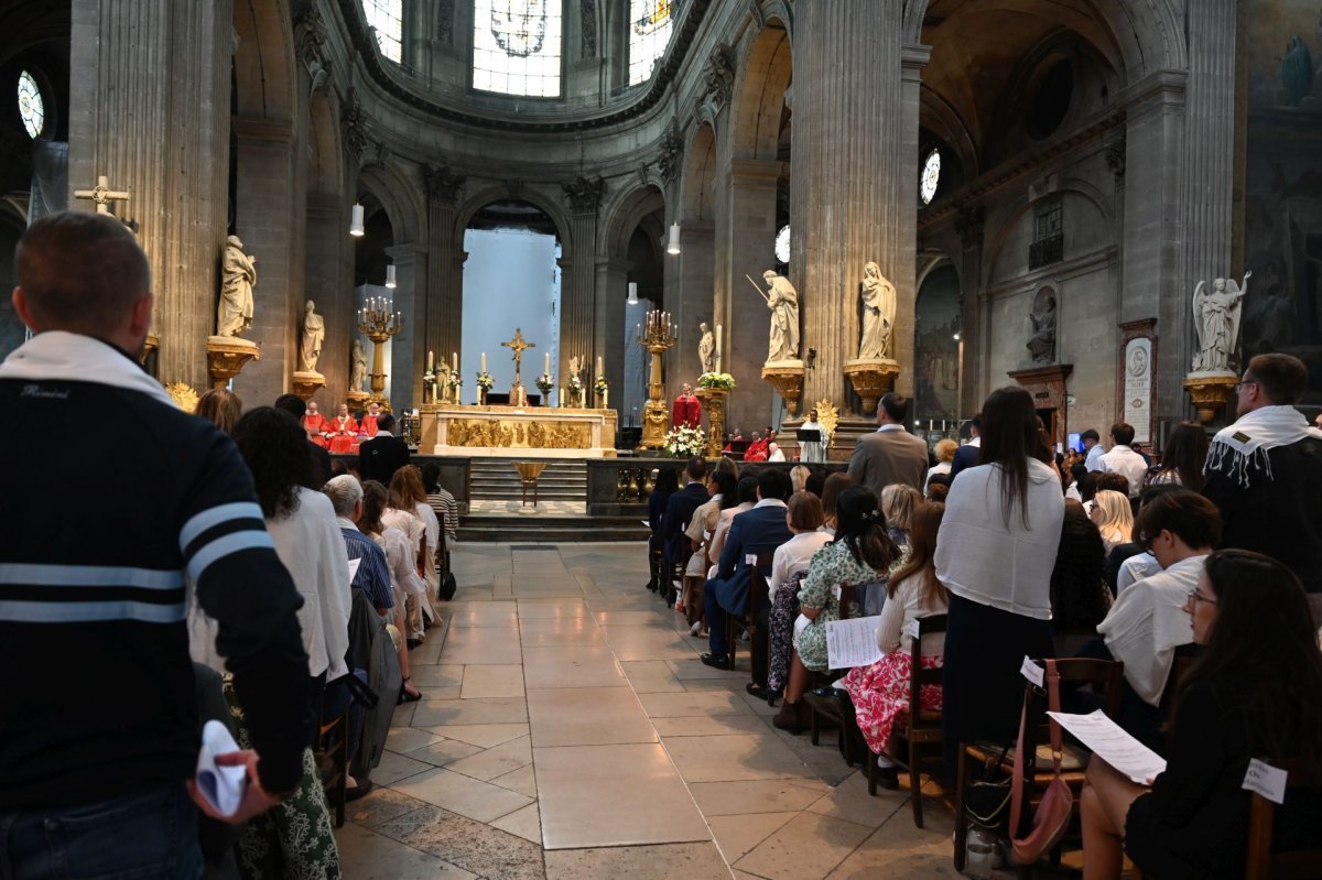 Confirmation d'adultes en mai 2024. Célébration de 16h. © Marie-Christine Bertin / Diocèse de Paris.