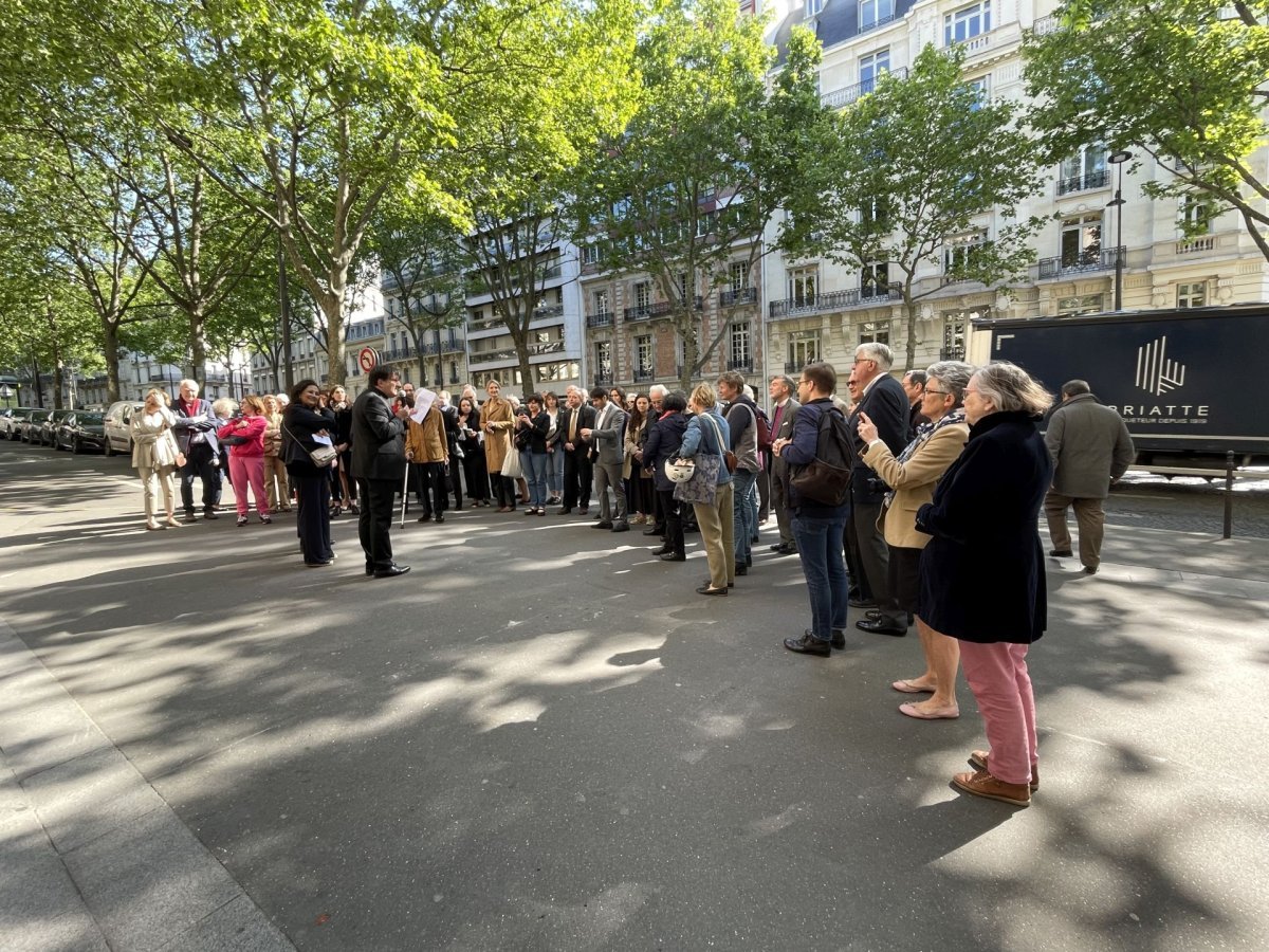 Inauguration du tympan sculpté restauré de Saint-Pierre de Chaillot. © D. R..