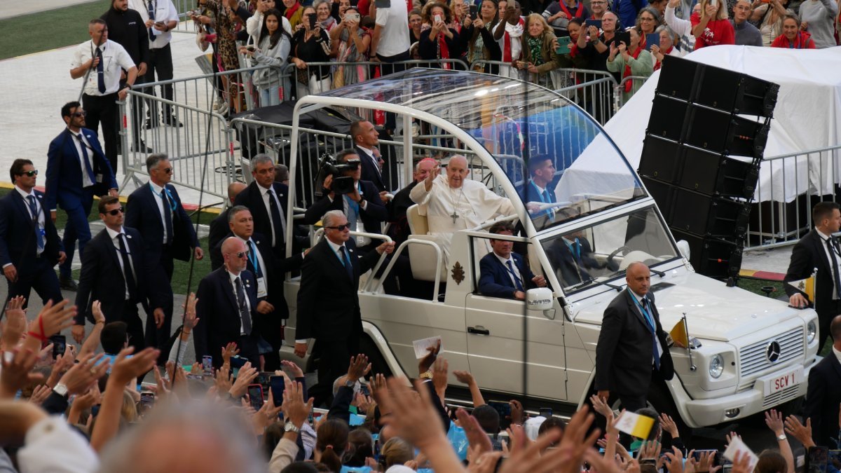 Liesse générale à l'arrivée du pape en papamobile.. © Isabelle Demangeat.