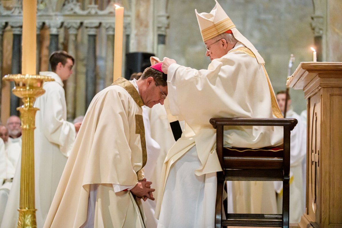 Imposition du pallium à Mgr Éric de Moulins-Beaufort par le cardinal André (…). © JB Delerue / Diocèse de Reims.