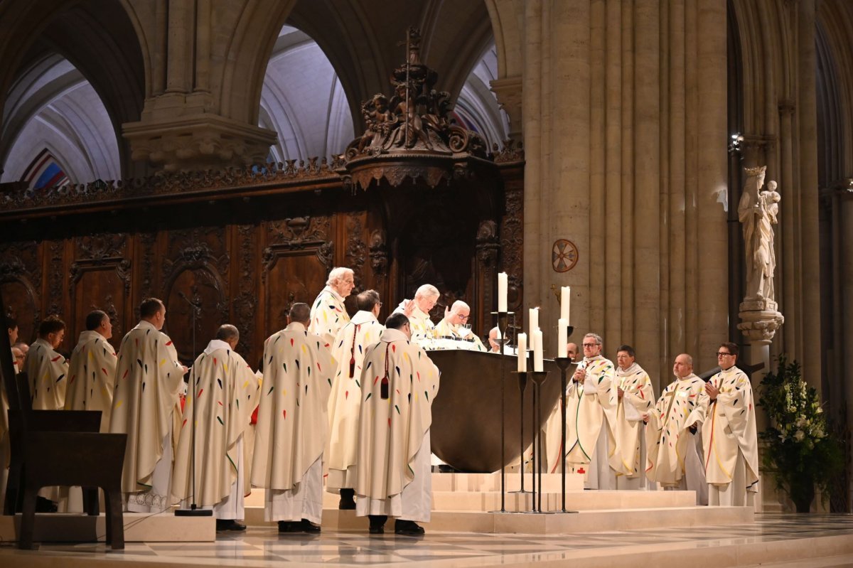 Messe en présence des services diocésains et de l'Atelier de Notre-Dame. © Marie-Christine Bertin / Diocèse de Paris.