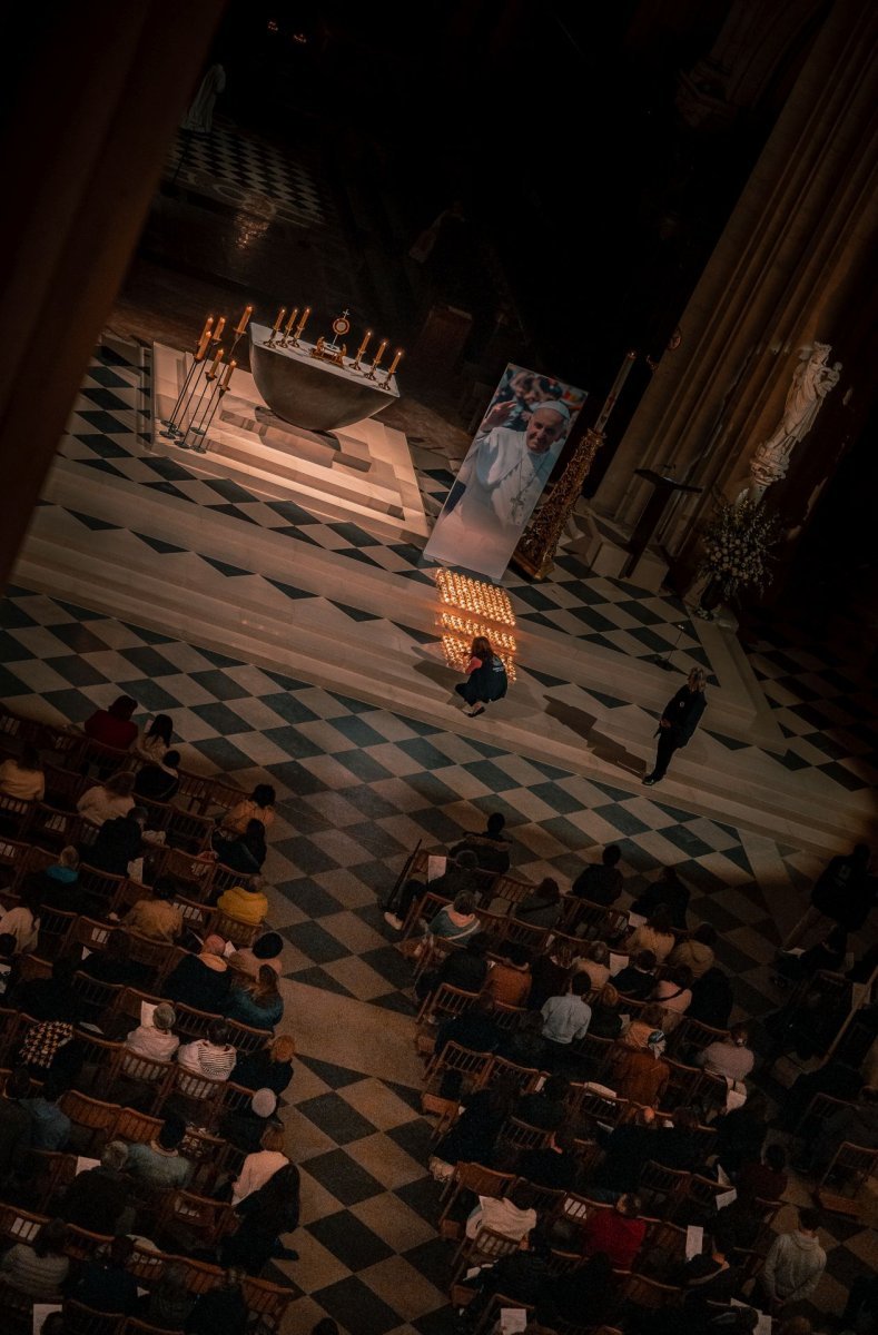 Rappel au Père du pape François : veillée de prière et d'adoration à (…). © Liam Hoarau / Diocèse de Paris.