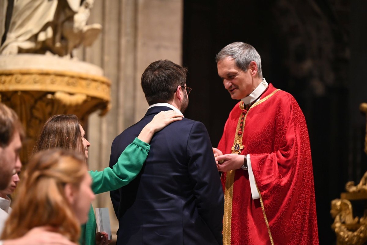 Confirmation d'adultes en mai 2024. Célébration de 21h. © Marie-Christine Bertin / Diocèse de Paris.