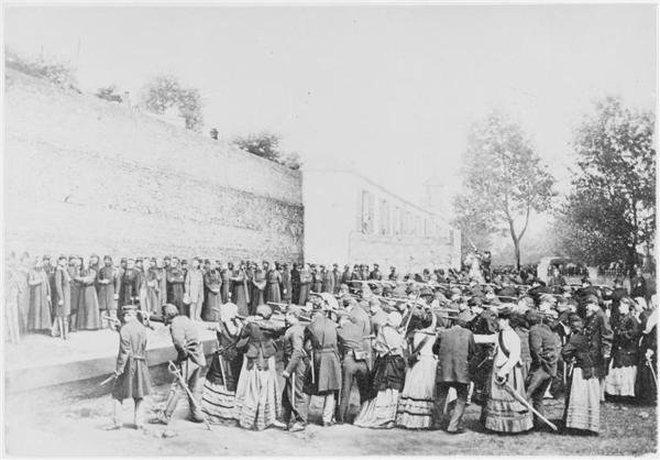 Exécution des otages. Exécution des otages de la rue Haxo. Photomontage d'Ernest Eugène Appert Ernest Appert (1831-1890) spécialisé dans la photographie portraitiste de personnalités politiques de tous bords (…) 