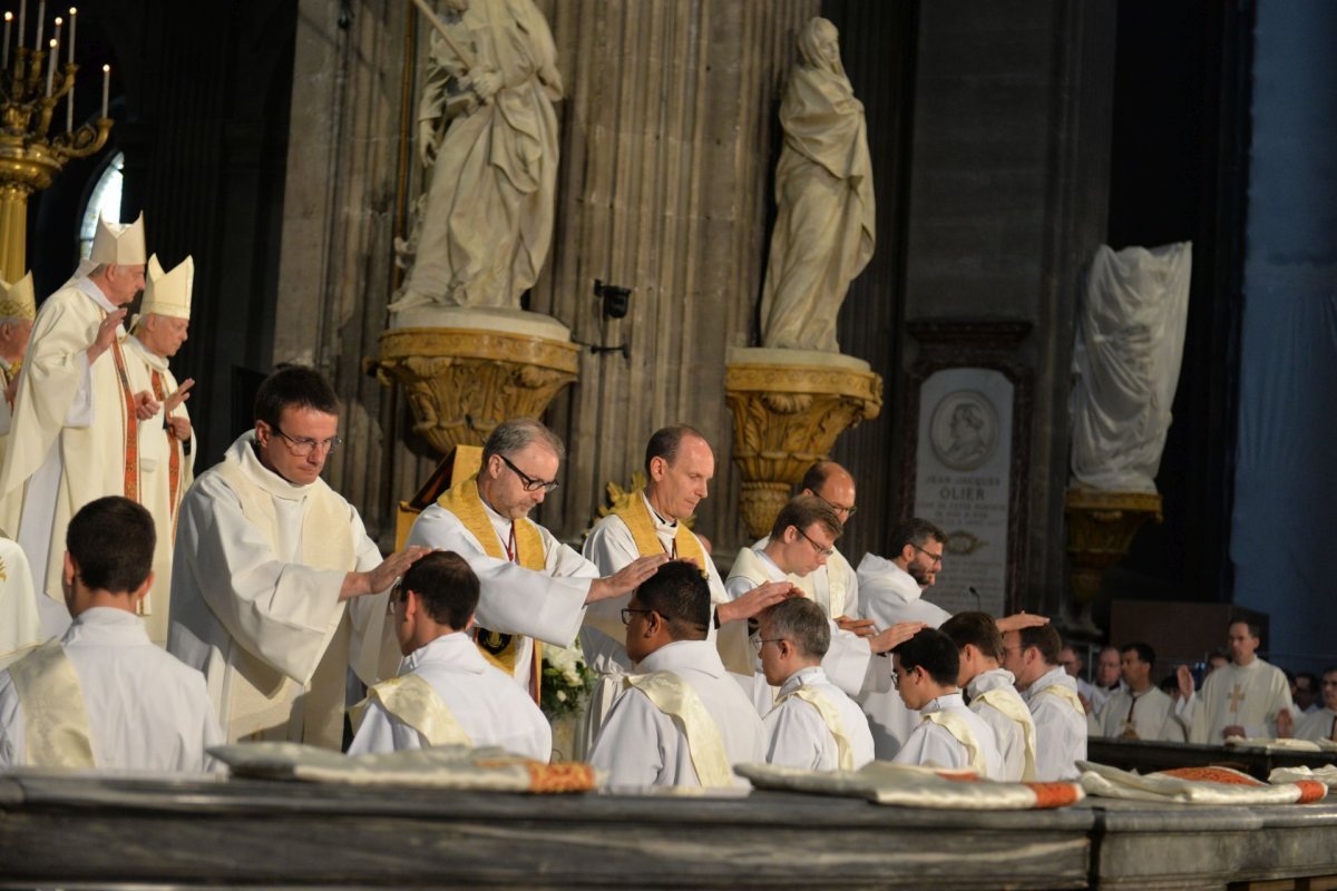 Ordination sacerdotale 2022 : imposition des prêtres. © Marie-Christine Bertin / Diocèse de Paris.