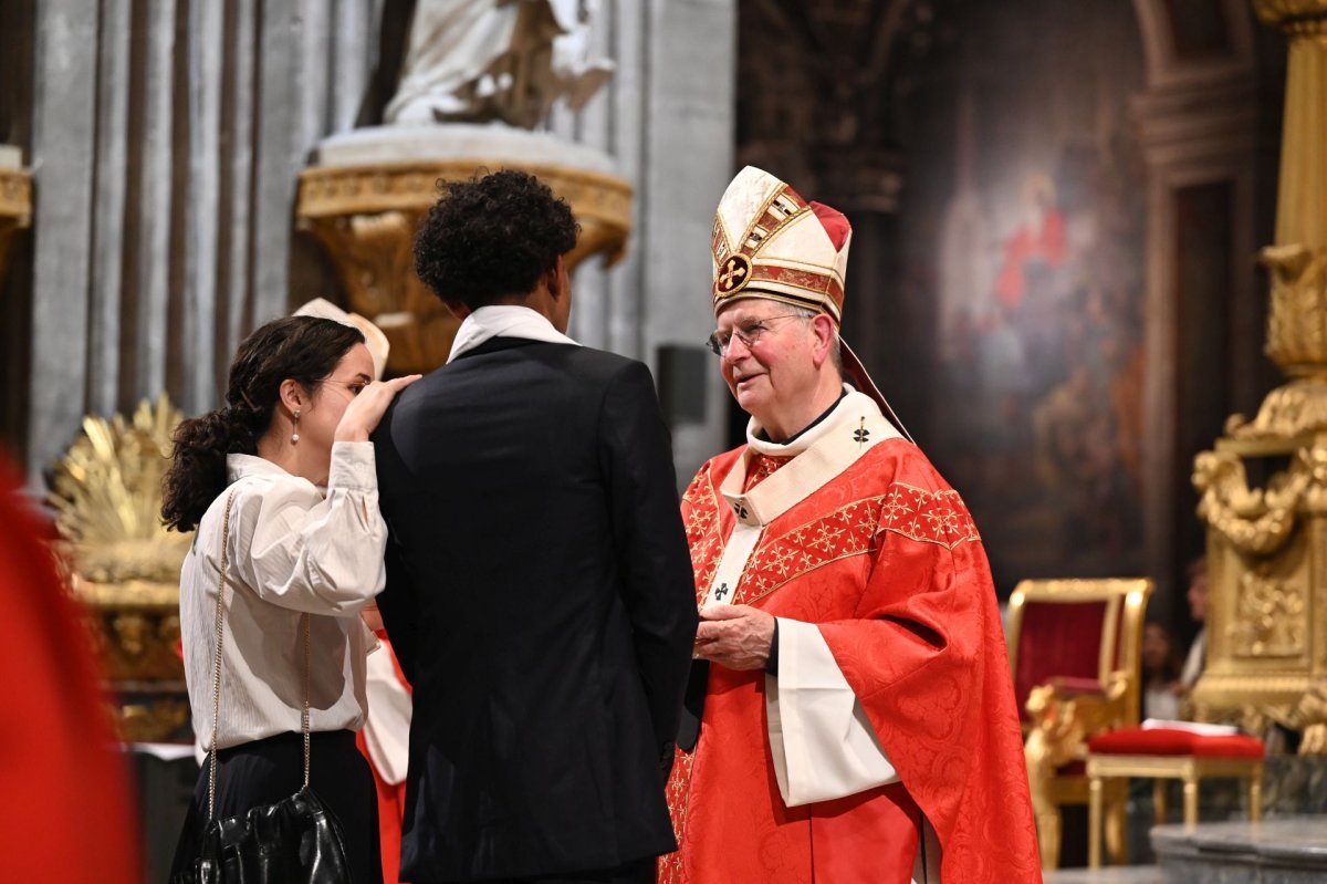 Confirmations d'adultes en juin 2025. Célébration de 21h. © Marie-Christine Bertin / Diocèse de Paris.