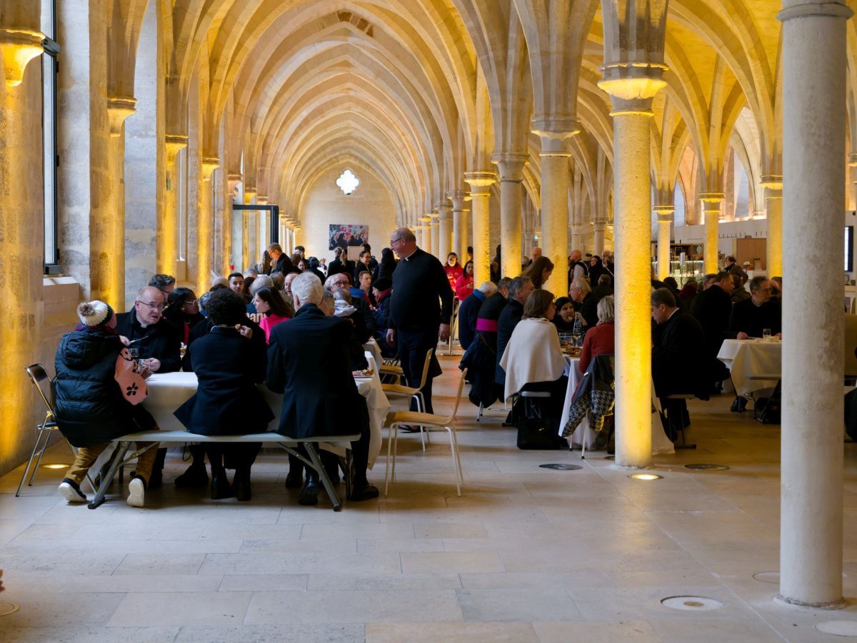 Déjeuner solidaire au Collège des Bernardins. © Yannick Boschat / Diocèse de Paris.