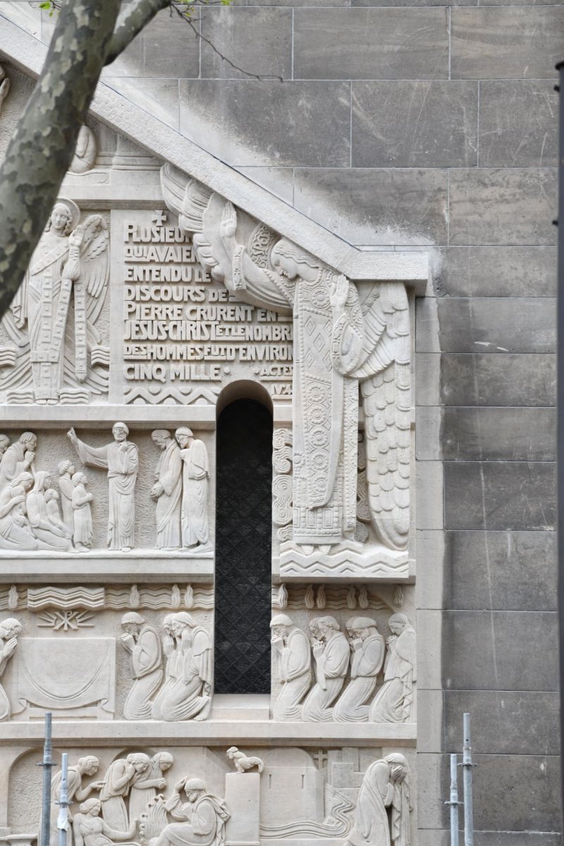 Tympan sculpté restauré de Saint-Pierre de Chaillot. © D. R..
