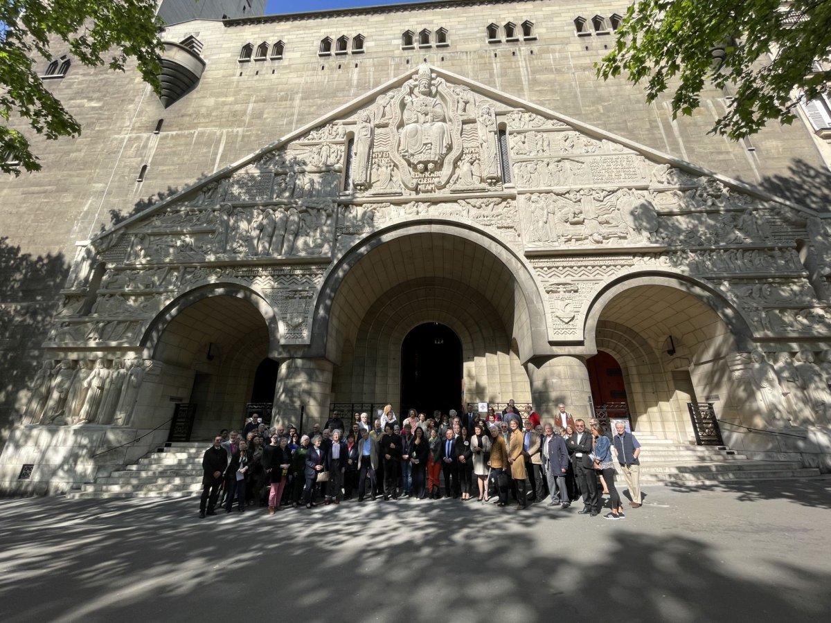 Inauguration du tympan sculpté restauré de Saint-Pierre de Chaillot. © D. R..