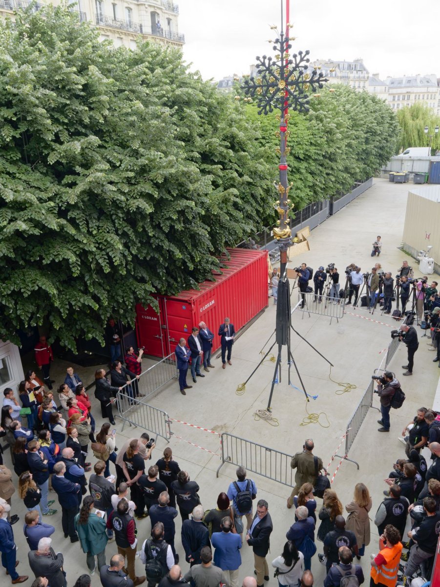 Bénédiction et repose de la croix du chevet de Notre-Dame de Paris. © Yannick Boschat / Diocèse de Paris.