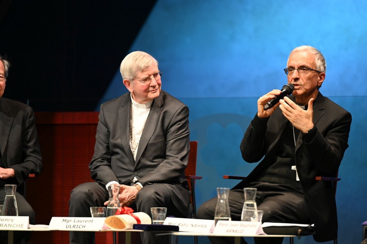 Remise du doctorat Honoris causa à Mgr Rafic Nahra. © Marie-Christine Bertin / Diocèse de Paris.