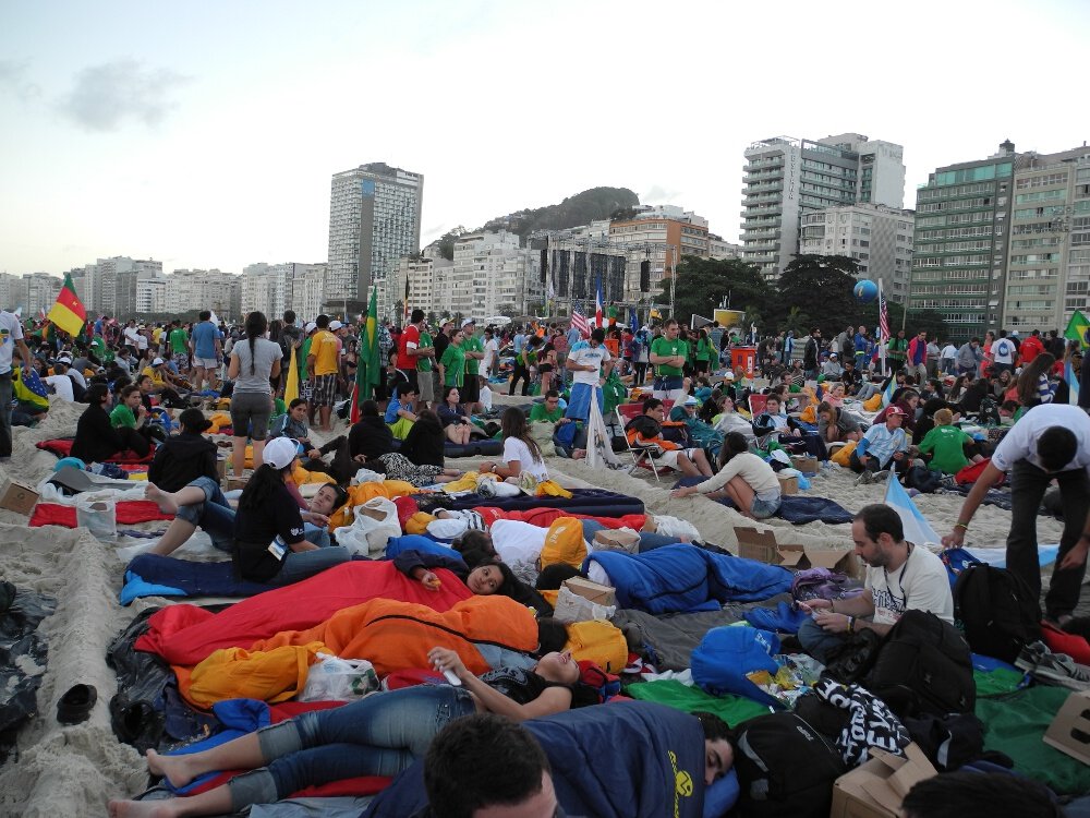 Attente sur la plage de Copacabana. © Marie-Christine Bertin / Diocèse de Paris.