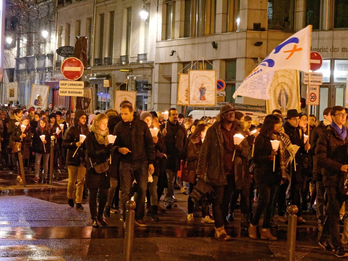 Procession Mariale, halte à Notre-Dame des Victoires. © Yannick Boschat / Diocèse de Paris.