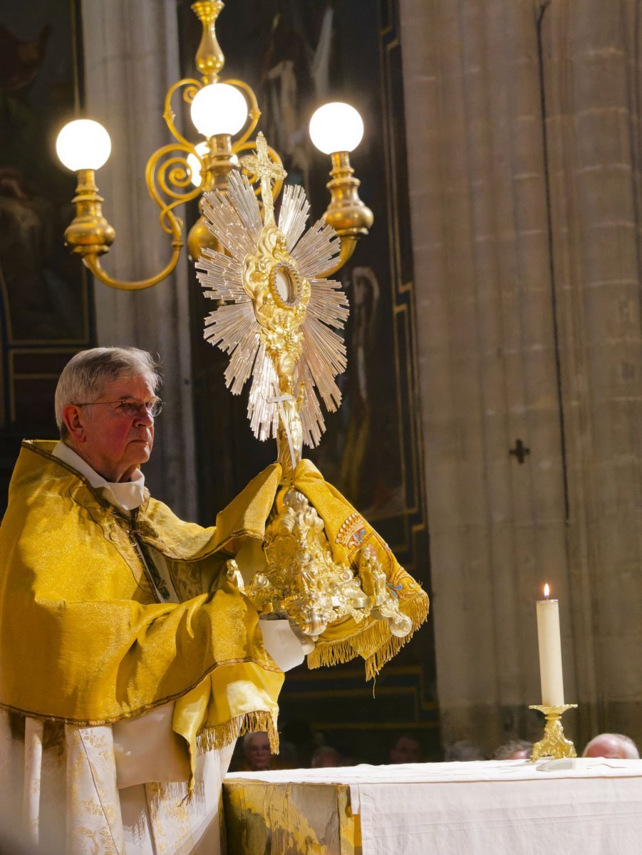 Veillée de prière pour la vie 2024. Bénédiction du Saint Sacrement. © Yannick Boschat / Diocèse de Paris.