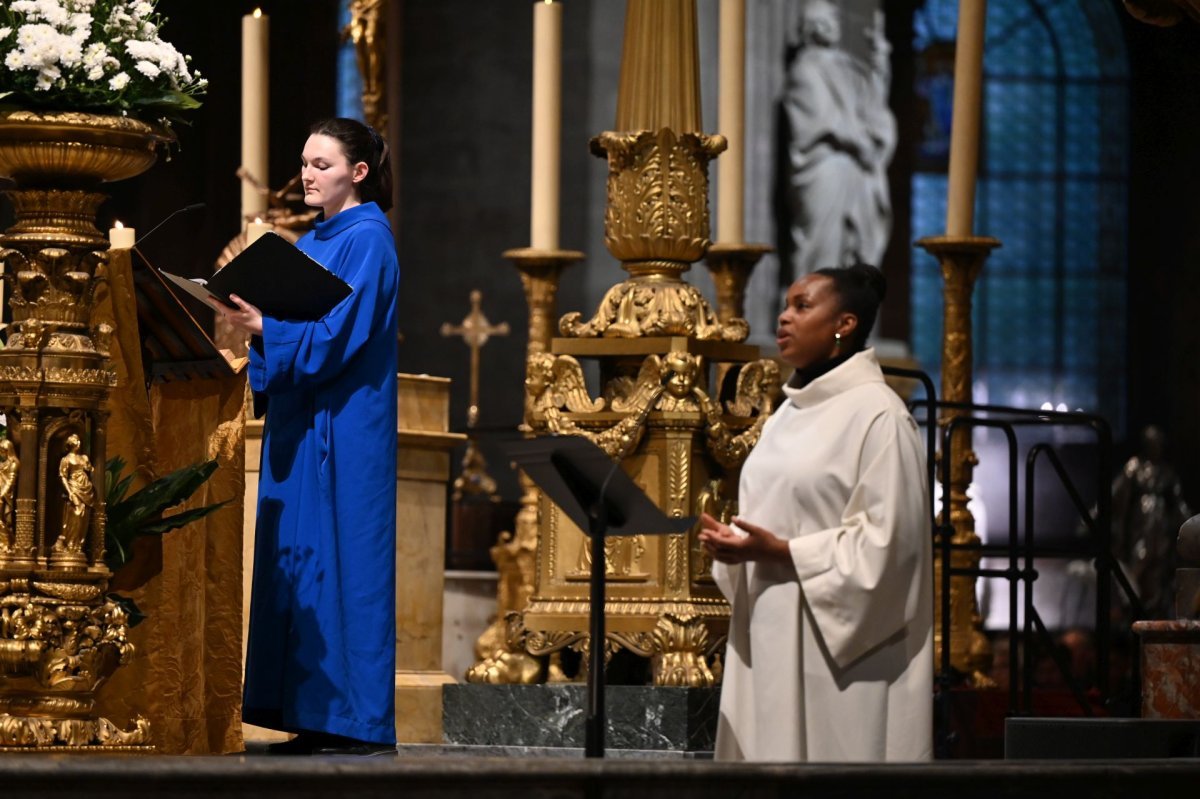 Confirmations d'adultes en juin 2025. Célébration de 21h. © Marie-Christine Bertin / Diocèse de Paris.