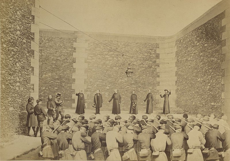 Exécution des otages. Exécution des otages, prison de la Roquette, le 24 mai 1871. Photomontage d'Ernest-Eugène Appert Ernest Appert (1831-1890) spécialisé dans la photographie portraitiste de personnalités (…) © Metropolitan Museum of Art, base de données en ligne : entrée 302335.