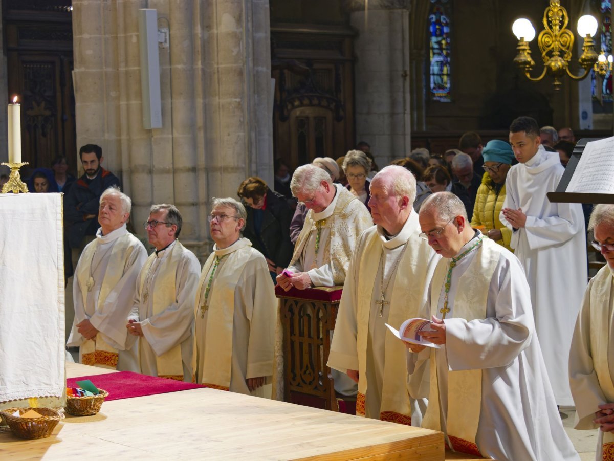 Veillée de prière pour la vie 2024. Adoration du Saint Sacrement. © Yannick Boschat / Diocèse de Paris.