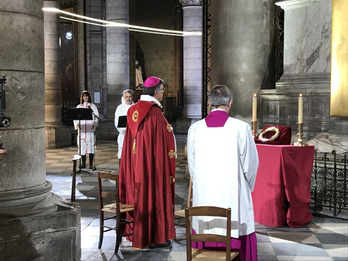 Vénération de la couronne d'épines à Notre-Dame de Paris. © André Finot / Notre-Dame de Paris.