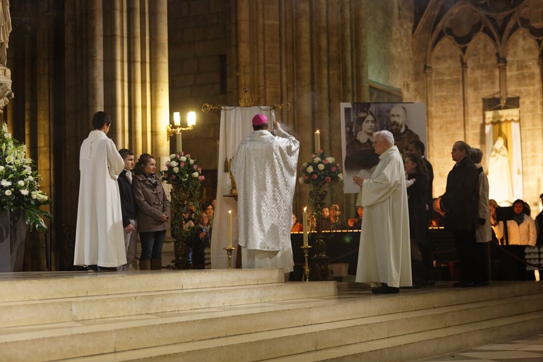 Encensement des reliques de Louis et Zélie Martin. © Yannick Boschat / Diocèse de Paris.