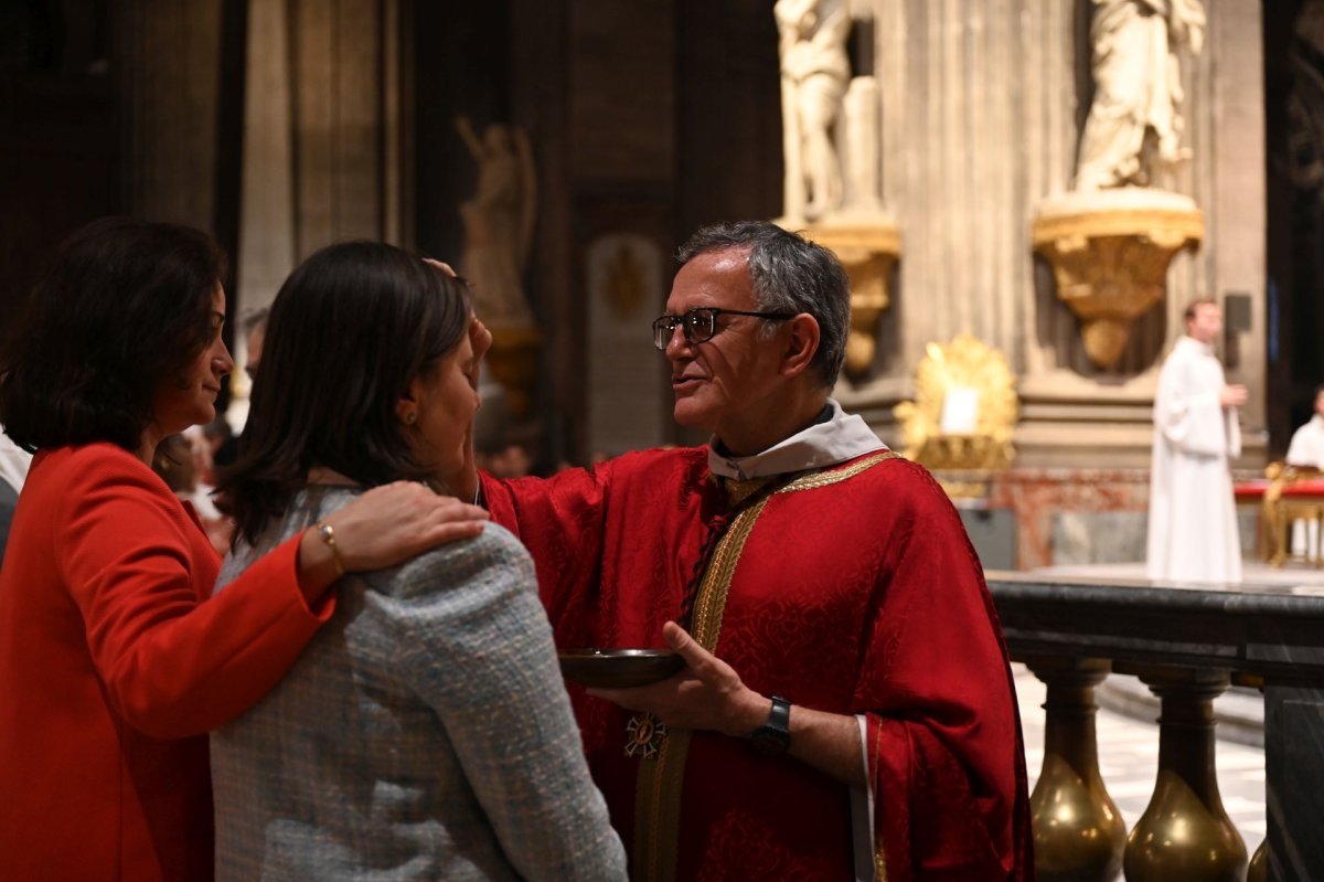 Confirmation d'adultes en mai 2024. Célébration de 21h. © Marie-Christine Bertin / Diocèse de Paris.
