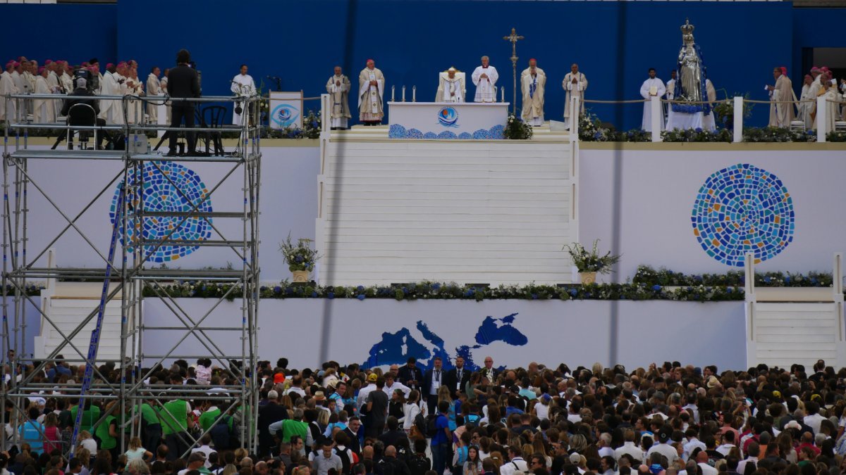 Après les cris de joie, vient le temps du recueillement lorsque la messe, (…). © Isabelle Demangeat.