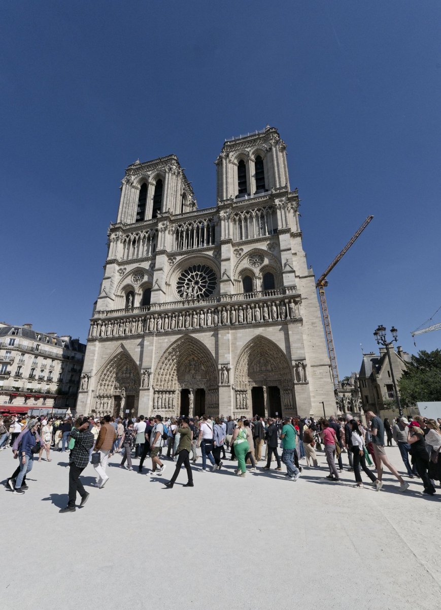 Vêpres à Notre-Dame de Paris à l'arrivée de la marche pour les vocations. © Yannick Boschat / Diocèse de Paris.