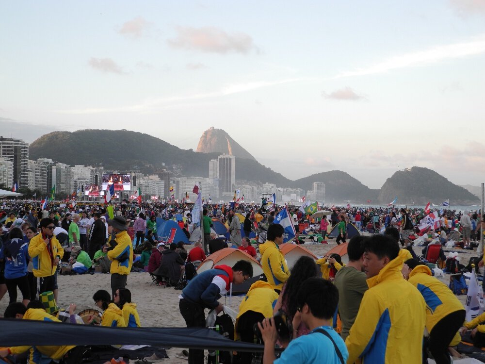 Arrivée sur la plage de Copacabana. © Marie-Christine Bertin / Diocèse de Paris.
